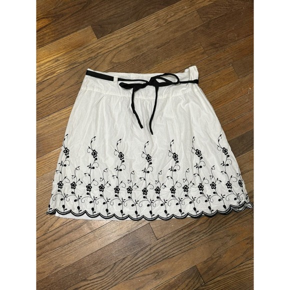 Wrapper Skirt Womens Size 11 White Black Floral Embroidered Lined Scalloped‎ Hem - Picture 1 of 4